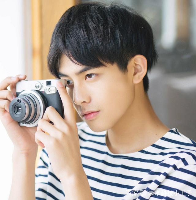 宋威龙男生蓬松纹理烫发型,尽情展现你的个性潮流范!