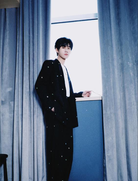 张真源黑色西装造型魅力四射，期待话剧首秀！网友：还期待他短发