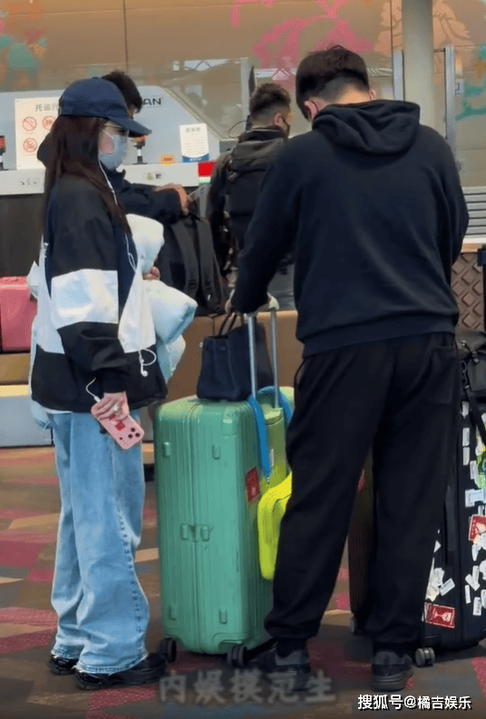 阚清子携夫现身机场!周浩全程拎包护妻,细节藏满偏爱,复工浪姐稳了