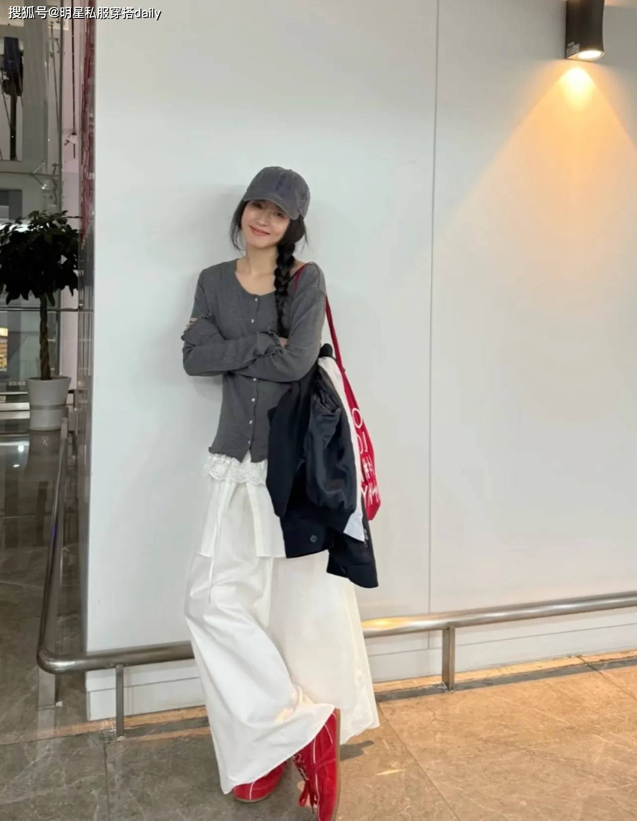 今年夏天“淡盐系”穿搭火了，像周冬雨周雨彤这样穿，减龄又高级_衬衫_白色_气质