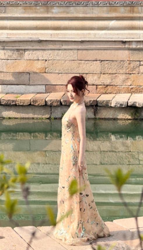 徐璐出席活动，穿深V下半身透视装身材绝了，嘴角奇怪似笑非笑