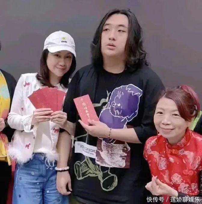 吴镇宇带费曼拜年，17岁儿子头发炸成鸟窝
