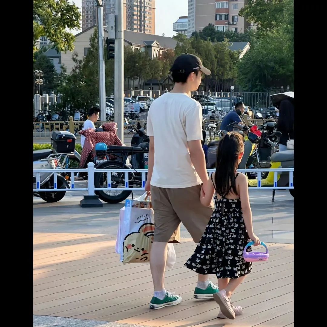 32岁董子健带7岁女儿大福户外跑步，大福高挑身材疑似遗传母亲孙怡