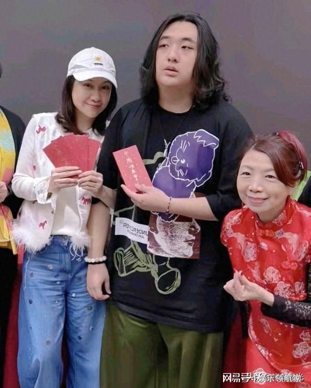 吴镇宇带17岁费曼团拜，长发卷曲身材圆润成焦点?