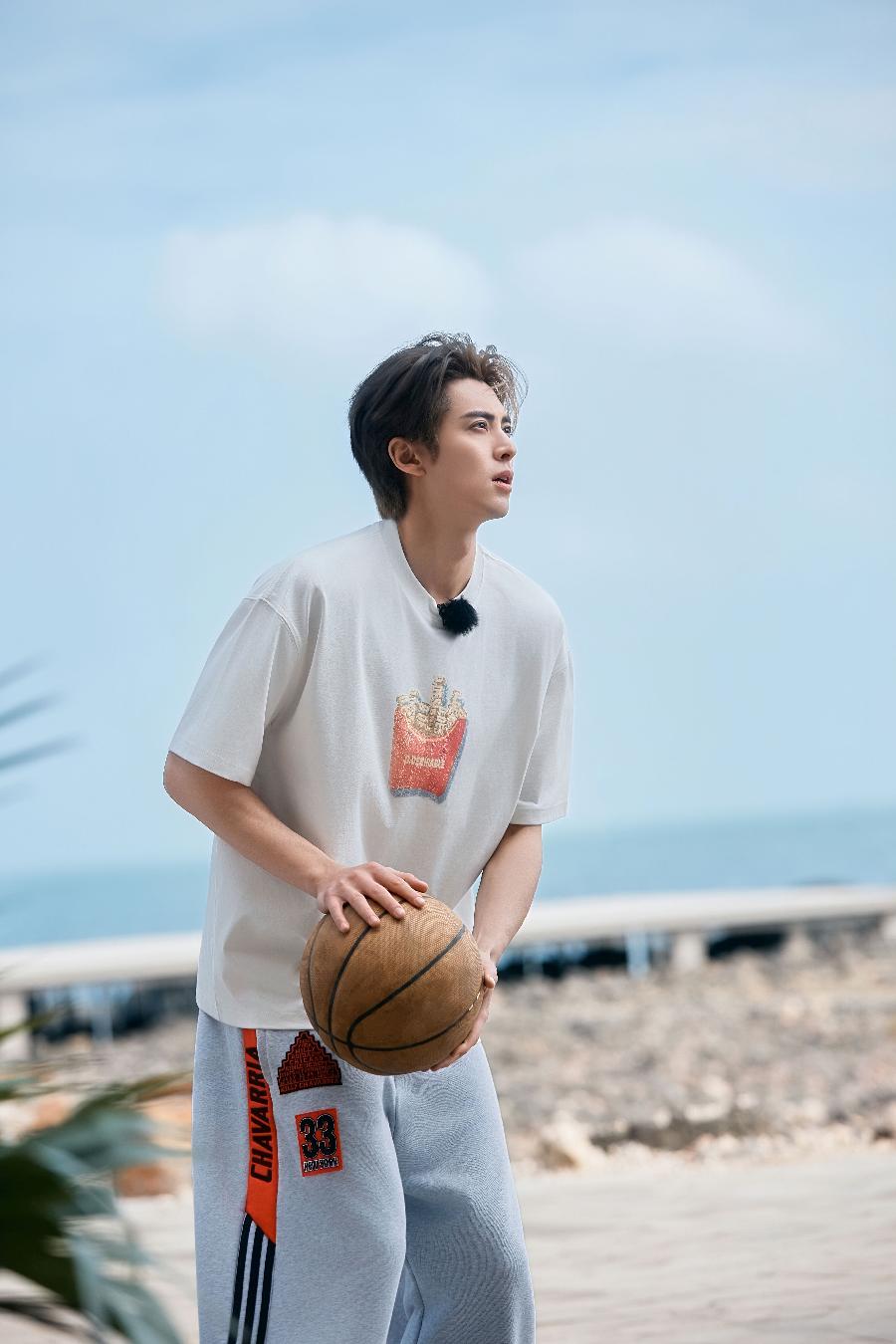 打篮球的秦岚上线《亲爱的·客栈2026》热播