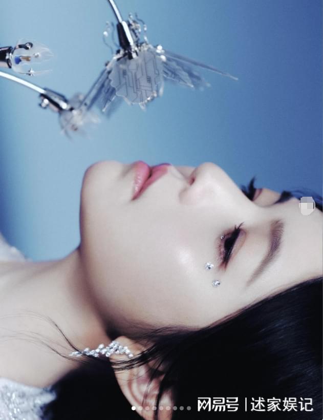 陈妍希晒星河闪钻大片，鱼尾裙勾勒曼妙身姿尽显贵气