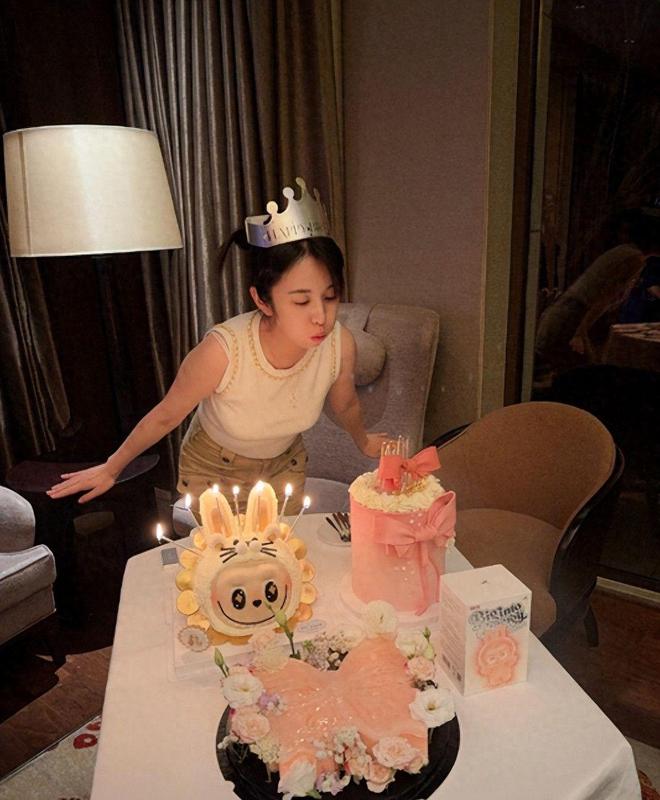 俞灏明王晓晨吃火锅被偶遇,俩人十指相扣一起回家,感情稳定发展