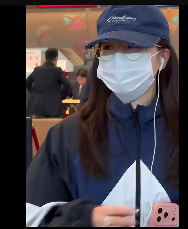 阚清子与老公机场同行， 夫妻感情深厚！