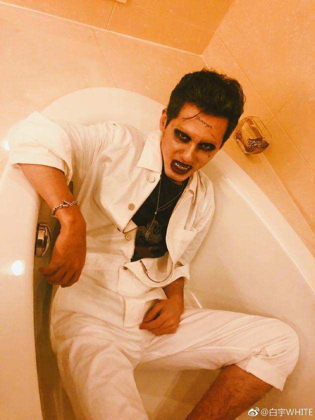 白宇化万圣节妆地铁站发糖 吓着路人后给颗糖