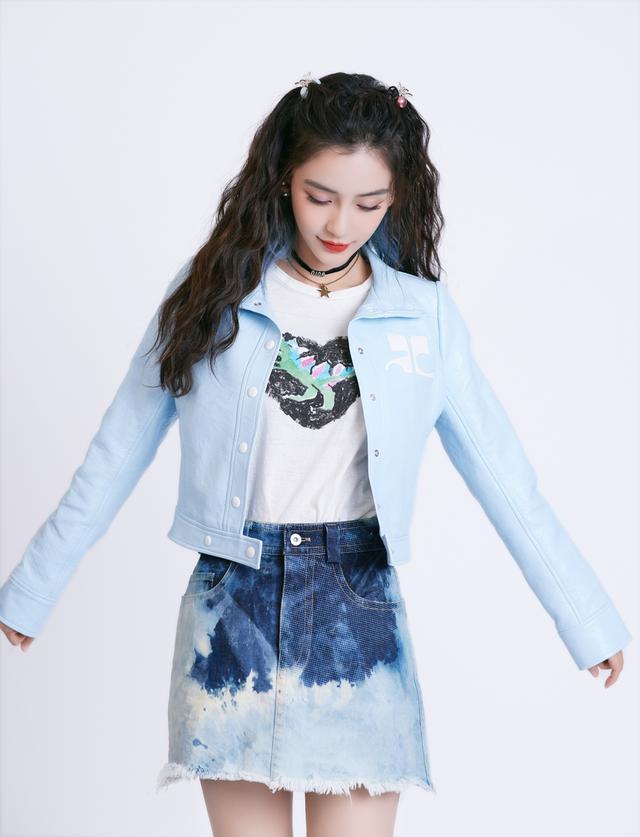 Angelababy蓝色系青春写真曝光 脚踩运动鞋青春靓丽