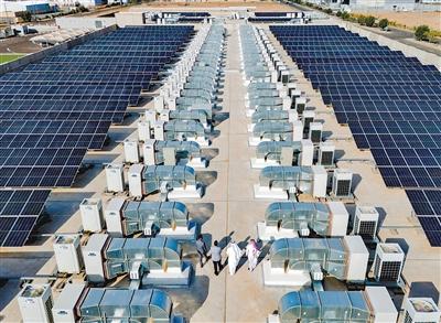 布设在沙特阿拉伯一家制衣工厂楼顶的“光储空”系统。珠海格力电器股份有限公司供图