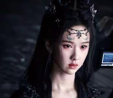 陈都灵片场被动物演员抢戏,猫咪突然撒娇求抱抱萌化众人