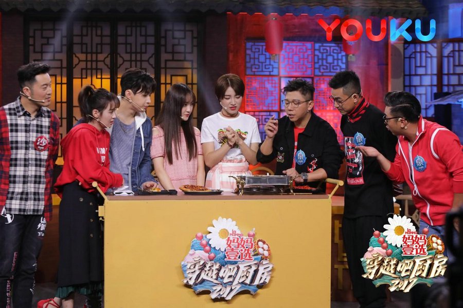 《穿越吧厨房》沙溢沈南与嘉宾现场尬舞(组图)-国际在线