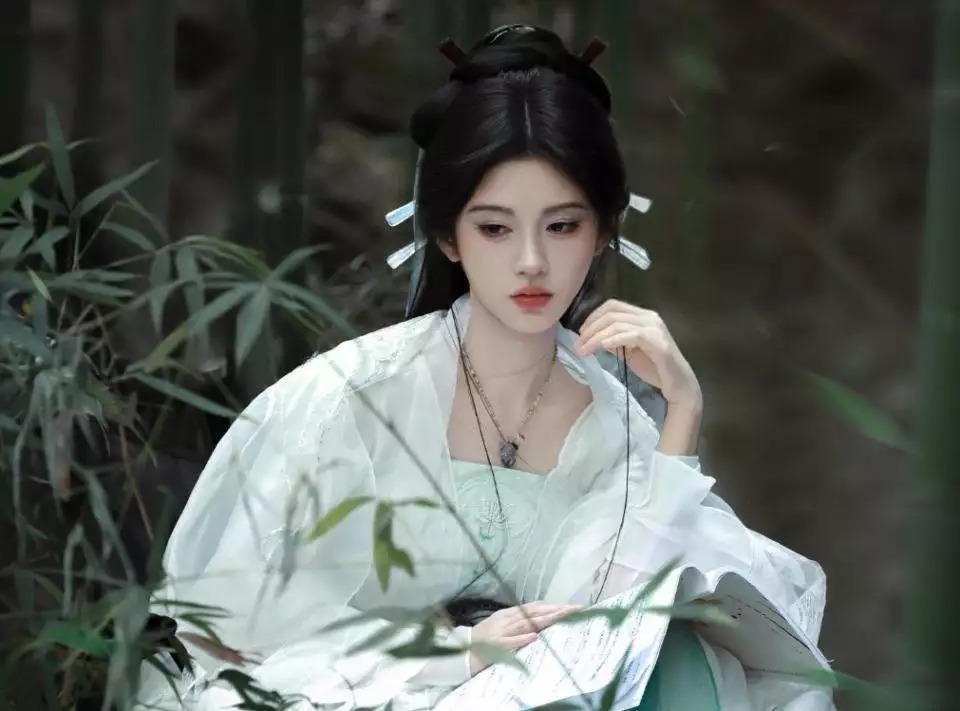 鞠婧祎新剧预约破200万，34套造型美到犯规！