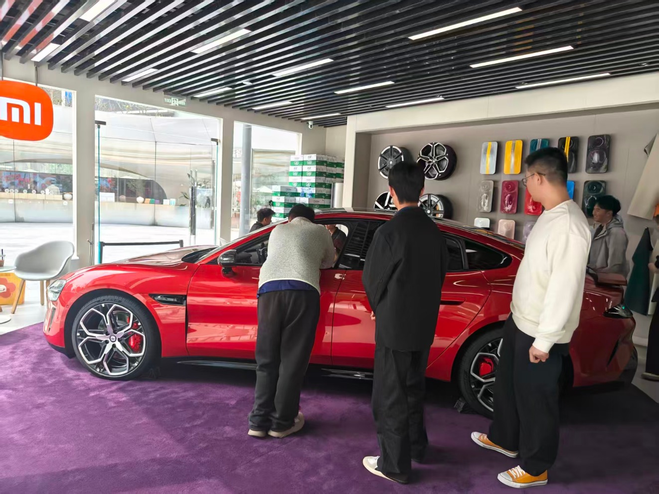 新小米SU7上市 实探线下门店:进店客流增长3倍 试驾到凌晨 老款SU7已提前下架