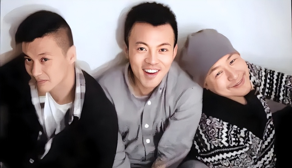 原来他们是同学，《冬去春来》他名气不如张颂文，但25年友谊长存