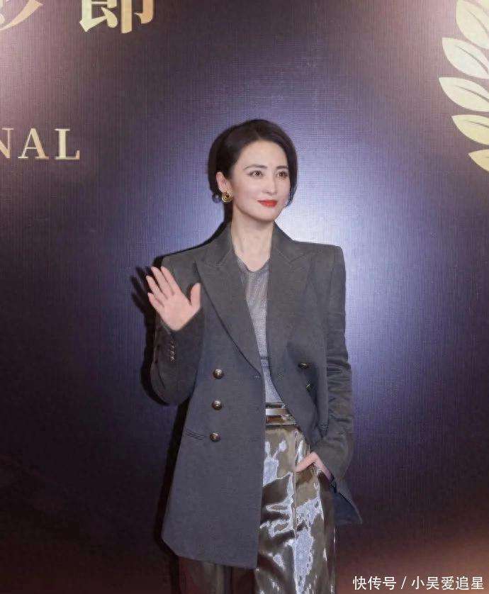 蒋勤勤这身灰色西装，狠狠打了容貌焦虑的脸！