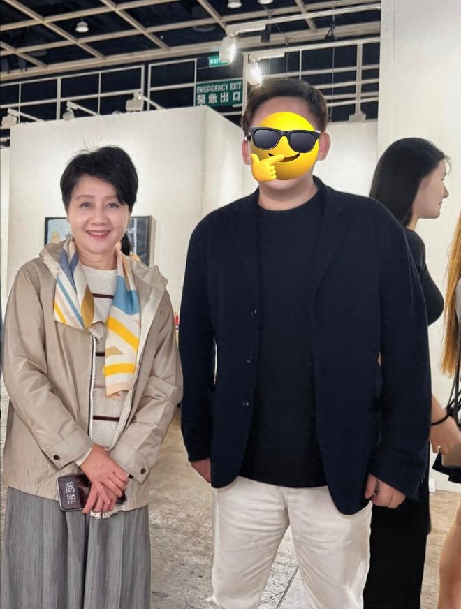 吴镇宇儿子和妻子最新同框，费曼脖子搭毛巾变帅了，王丽萍气质好