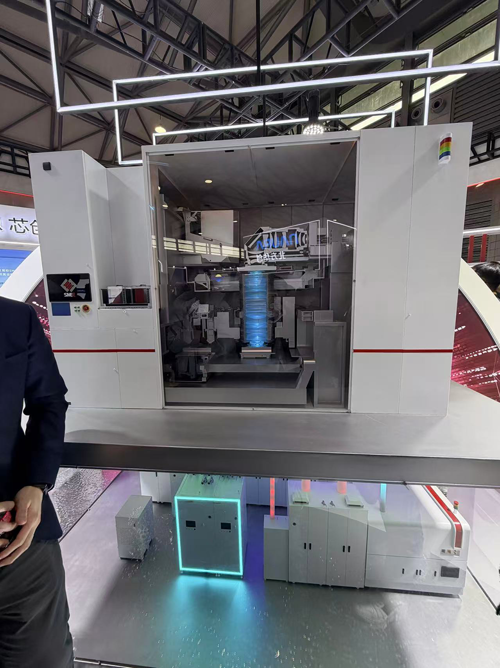 上海微电子展台上的光刻机模型