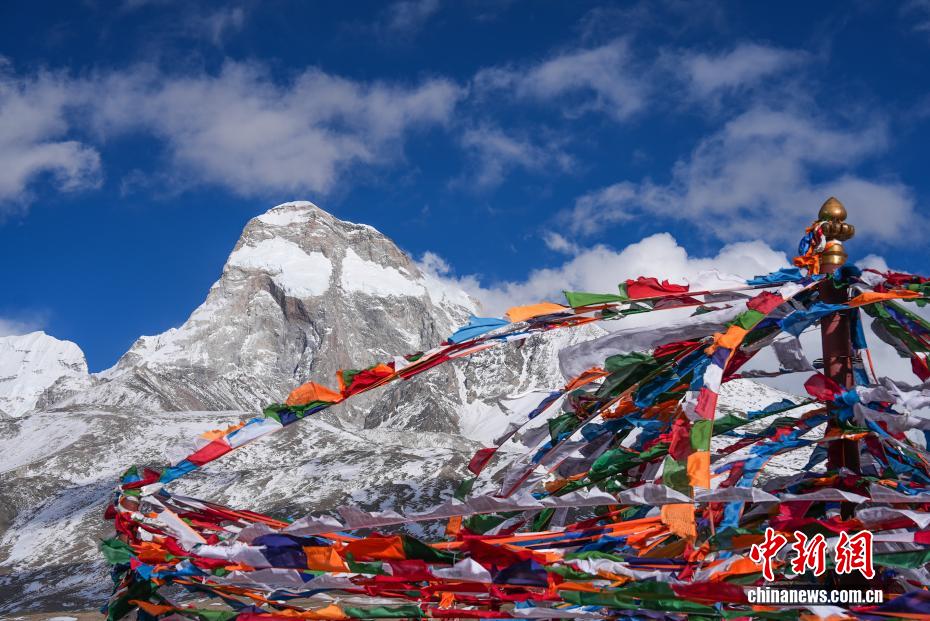 西藏亚东：卓木拉日雪山春日风光美如画