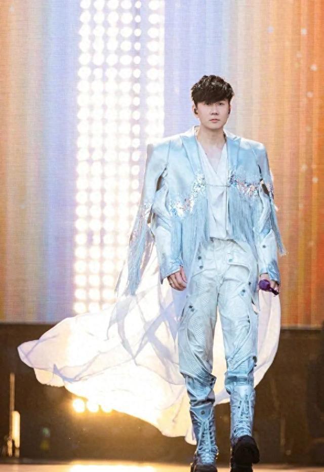 林俊杰演唱会自曝心脏出现问题,需要每天吃药