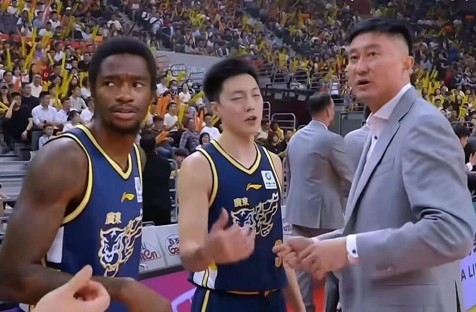 20分惊天逆转！北京男篮3分险胜广东，赵睿23分杰曼三分球绝杀，崔永熙17+4重返巅峰