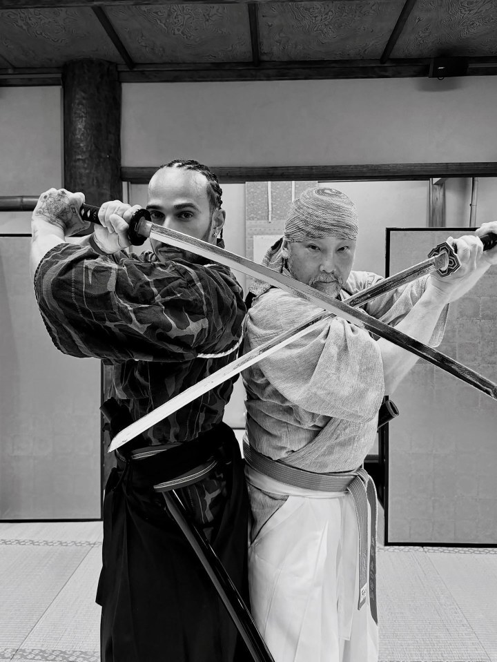 汉密尔顿化身武士：41岁老汉东京挥刀 热恋卡戴珊顺便扎心维斯塔潘