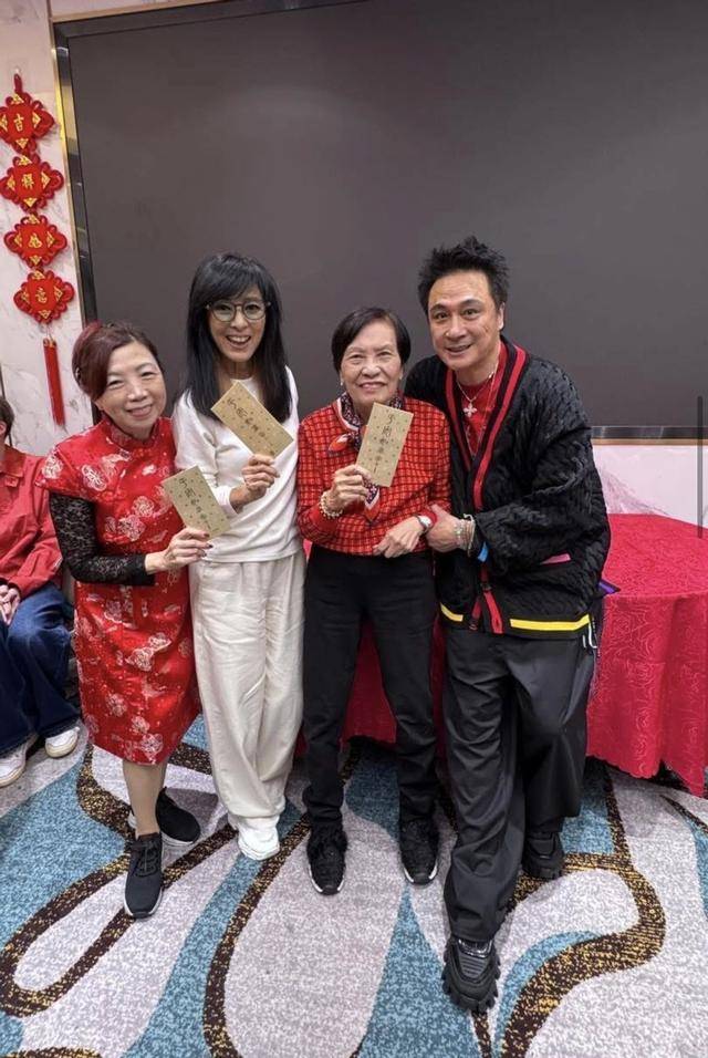 吴镇宇一家三口同框，17岁费曼罕露面，身高已超老爸半个头！