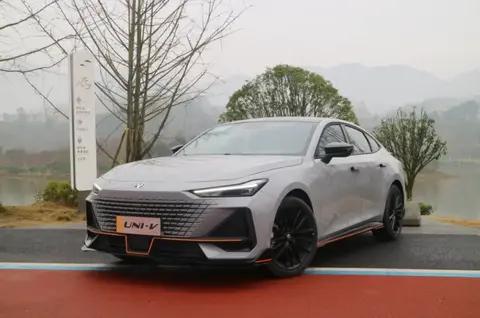 2026年手里就攥着10万块想买混动SUV?兄弟,这波“卷”到心坎里