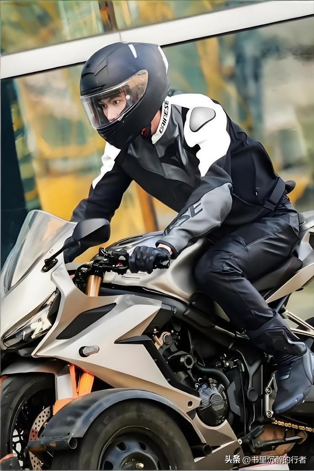 周柯宇张凌赫同框开录机车造型+蓝蝶造型,推理天团炸场!