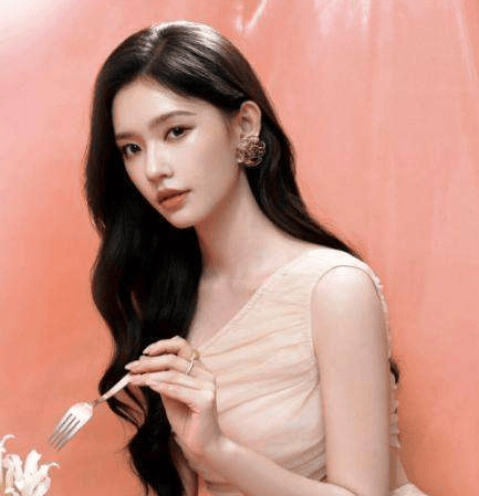 林允:从“星女郎”争议到实力绽放,演技蜕变之路