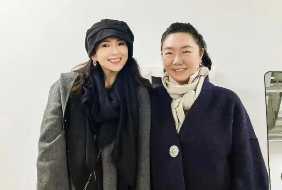 46岁章子怡素颜探班张艺兴,穿灰大衣贵气显年轻,俊男美女不化妆也好养眼