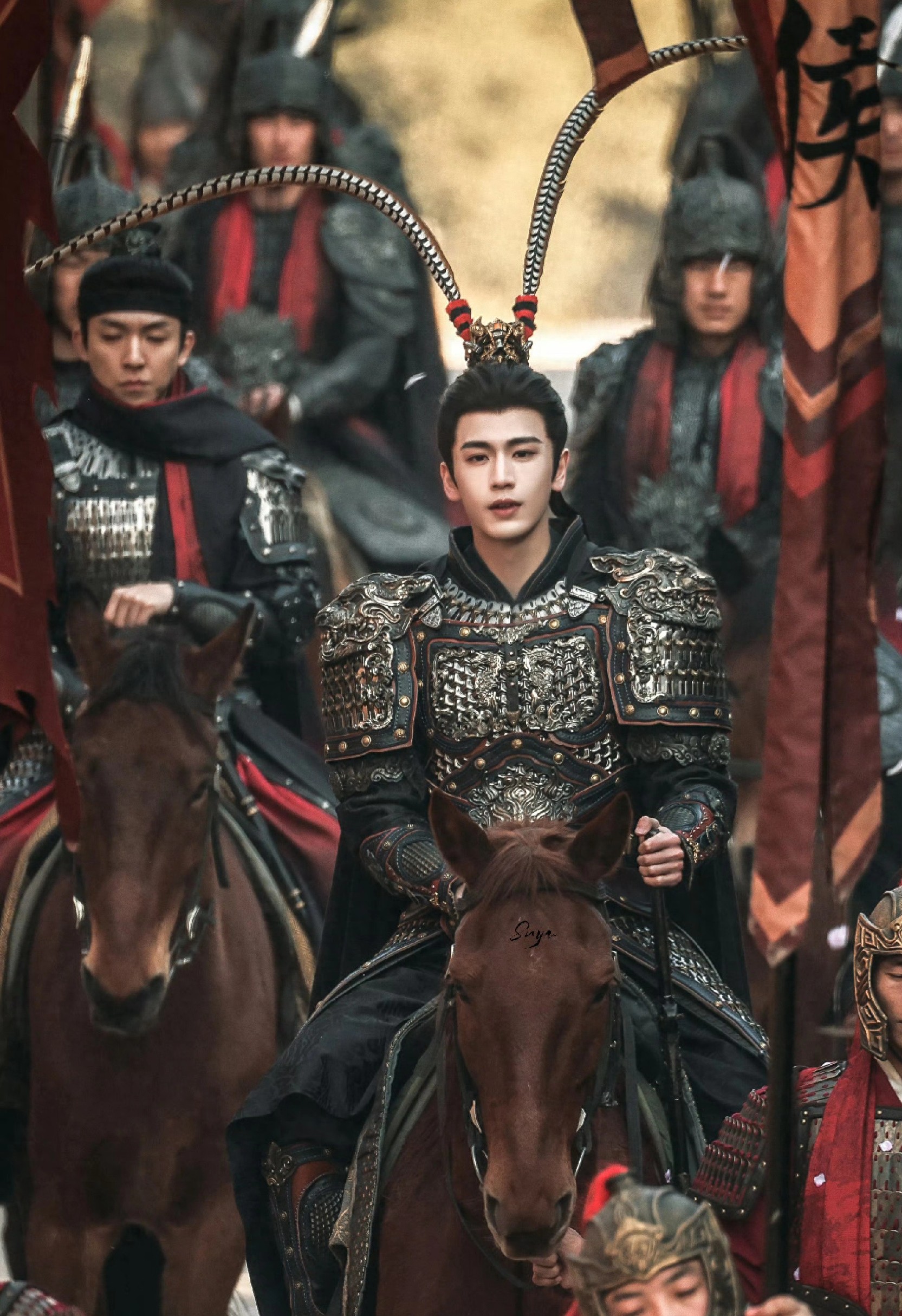 央视新闻夸了张凌赫雉鸡翎造型 致敬传统文化