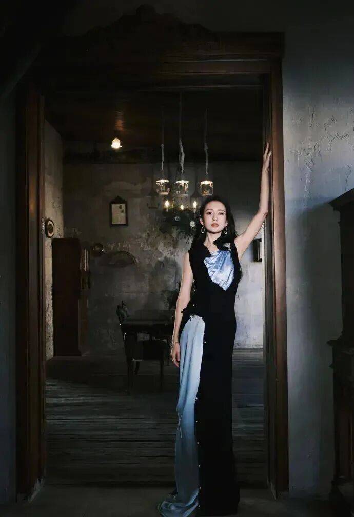 王鸥｜这身“黑蓝撞色”战袍，是心动的感觉！