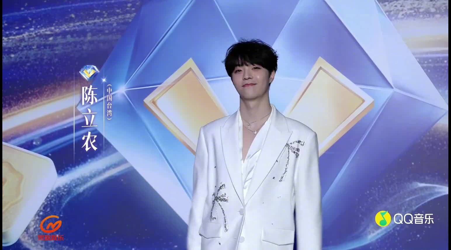 陈立农QQ音乐巅峰之夜红毯：一身白色西装好帅！