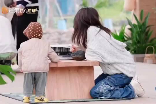 白鹿《亲爱的客栈》对小朋友飞吻拉手说话变夹子