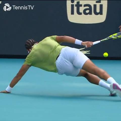 菲斯救球拼尽全力仍不敌莱赫卡，无缘迈阿密男单决赛