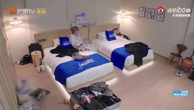 王鹤棣丁程鑫深夜收工被拍