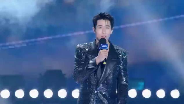 魏晨获巅峰年度号召力艺人称号，作品多元赢得观众追随