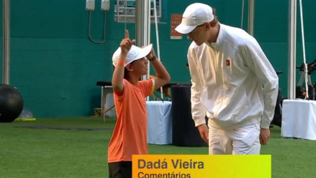 辛纳赛前与小球童亲切互动