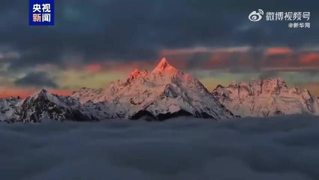 梅里雪山春雪后现日照金山奇观