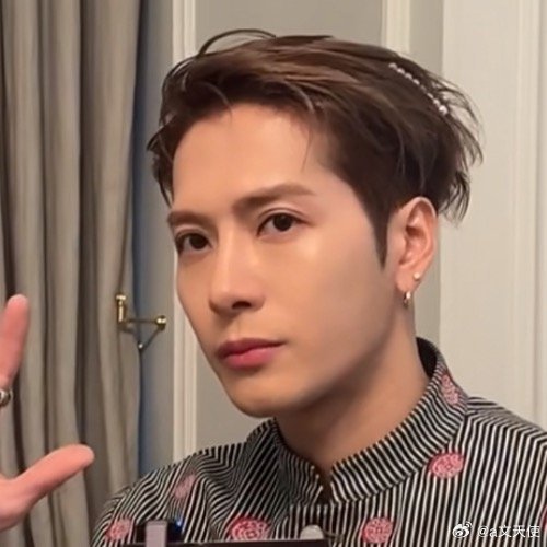 王嘉尔在生日长文中预告的2026年事业新篇章可能包括哪些内容？