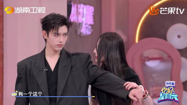 舞蹈挑战刚结束，小丁就开始在线起哄！把宁哥吓得连忙摆手，太调皮了哈哈哈