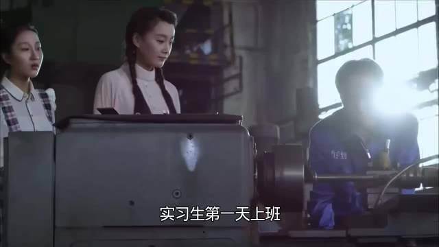 女孩第一天只是弯了下腰，怎料下秒头发竟被卷进了机器里