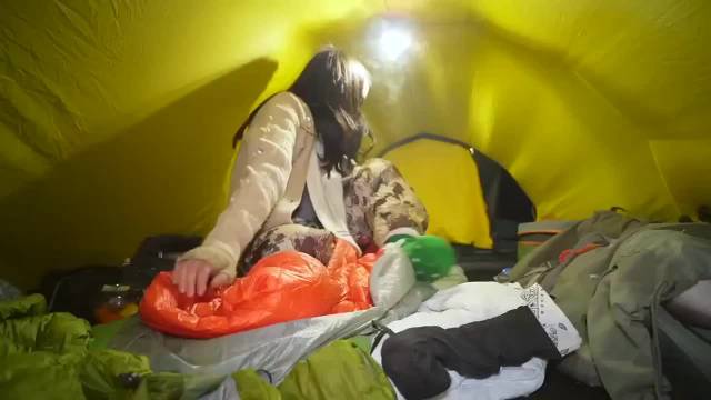 雪山露营女子点燃篝火引流浪猫聚集