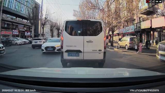 奥迪副驾女子人肉拦车逼停直行车辆被依法处置