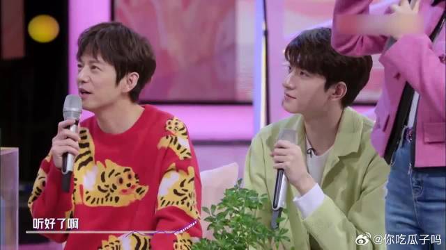 王鹤棣用薯片和雪花机伴奏，周笔畅都看不下去了，真会玩