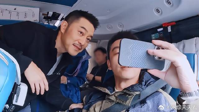 郑恺跟儿子视频，一开口就变“夹子音”，妥妥的奶爸！