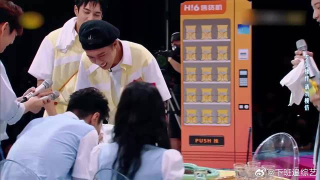 秦霄贤猛泼赵又廷，缓过神后，立马起身给高圆圆道歉