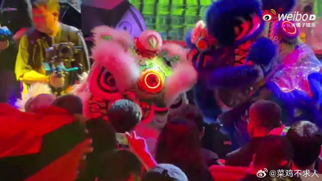 周深阅文盛典逗趣舞狮获赠玩偶